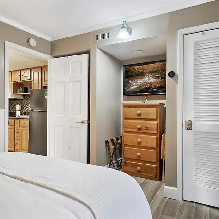 Lovely Condo W/ Indoor Pool *Only Steps To Parkway Gatlinburg Exterior photo