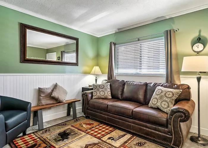 Lovely Condo W/ Indoor Pool *Only Steps To Parkway