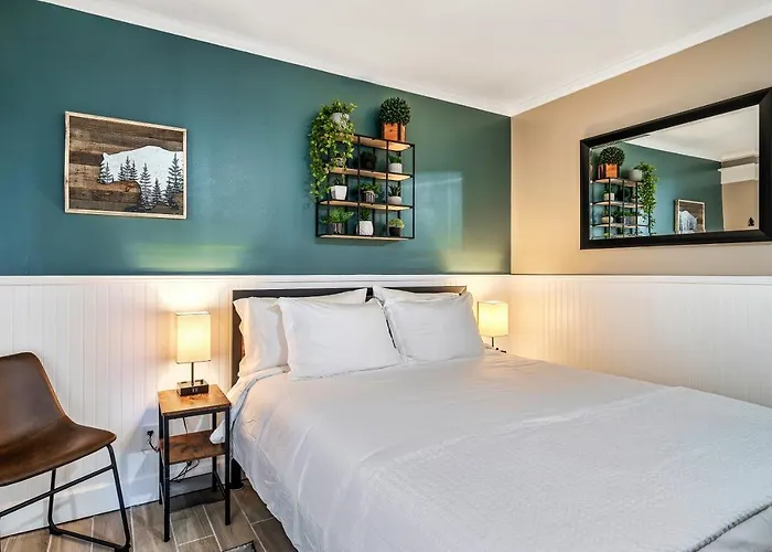 Lovely Condo W/ Indoor Pool *Only Steps To Parkway
