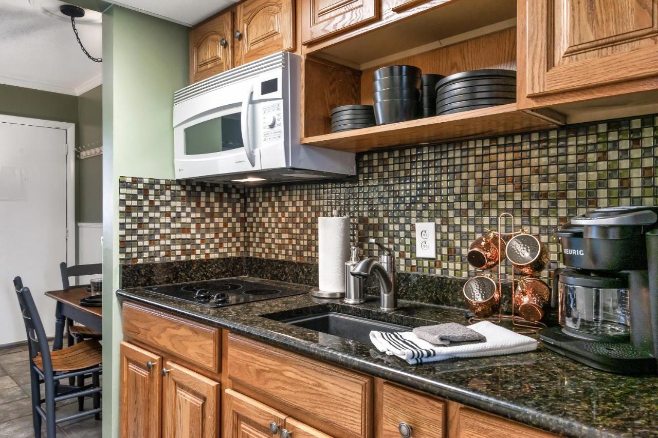 Apartment Lovely W/ Indoor Pool *only Steps To Parkway *